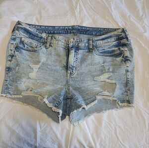 Torrid 3.5 Inch Mid-Rise Distressed Short size 12